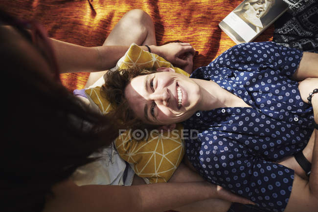 Молодой человек лежит на одеяле для пикника в Джургардене, Швеция — стоковое фото