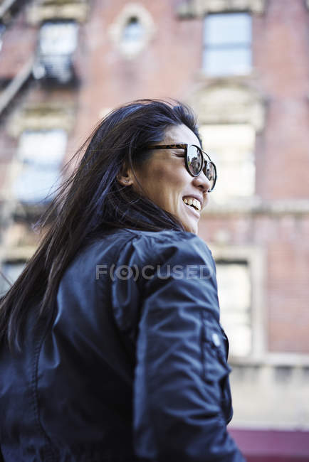 Жінка в сонцезахисних окулярах, фокус на передньому плані — стокове фото