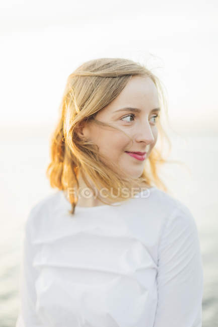 Porträt einer jungen Frau in Karlskrona, Schweden — Stockfoto