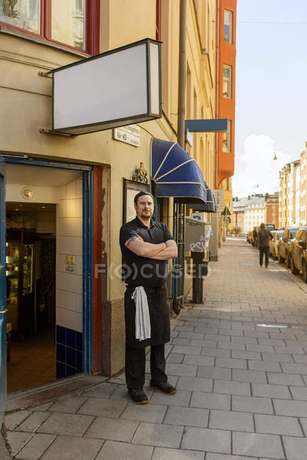 Fishmonger standing outside of store, selective focus — Stock Photo