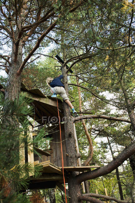 Хлопчик в дерев'яному будинку, вибірковий фокус — стокове фото