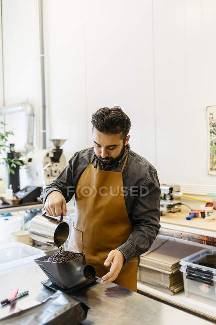 Proprietário da pequena empresa que trabalha na torradeira de café — Fotografia de Stock