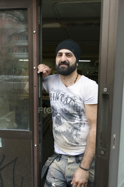 Homme adulte moyen debout dans la porte de l'entreprise de menuiserie — Photo de stock