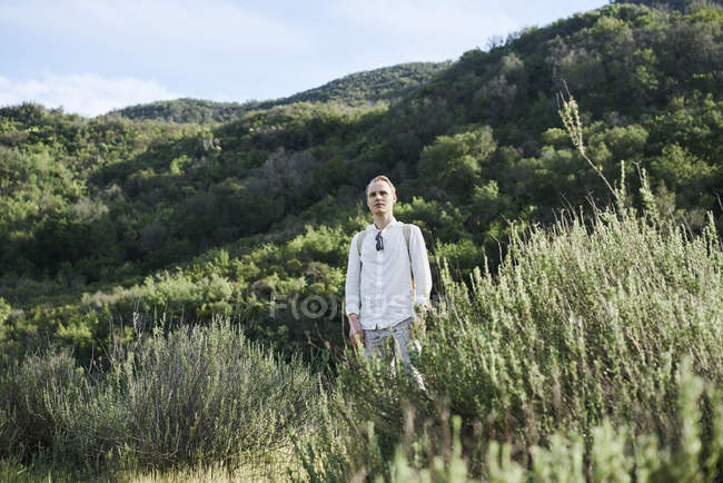 Hombre de pie en el campo en California, EE.UU., enfoque selectivo - foto de stock