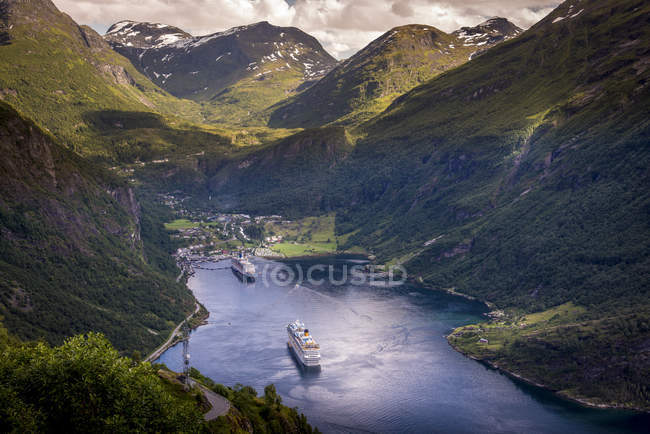 Aussichtsreiche Aussicht auf Kreuzfahrtschiffe in Geiranger, Norwegen — Stockfoto