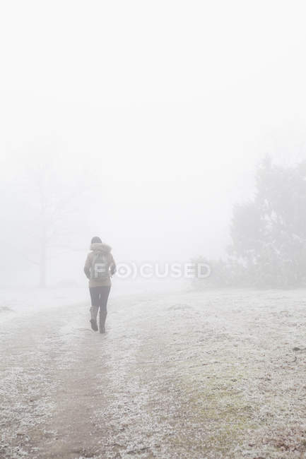 Adolescente caminhando através da névoa em Blekinge, Suécia — Fotografia de Stock
