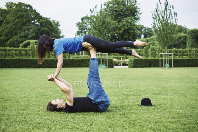 Side view of acrobats at park, Royal National City Park — Stock Photo