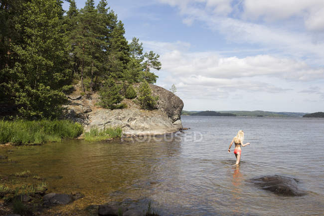 Mädchen watet im Meer in mjorn, schweden — Stockfoto
