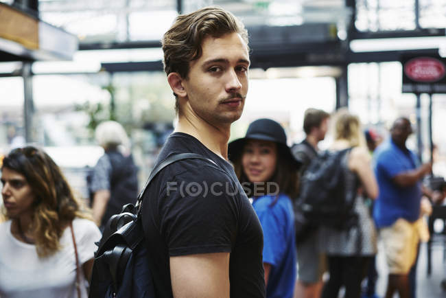 Junger mann auf torvehallerne markt in kopenhagen, dänemark — Stockfoto