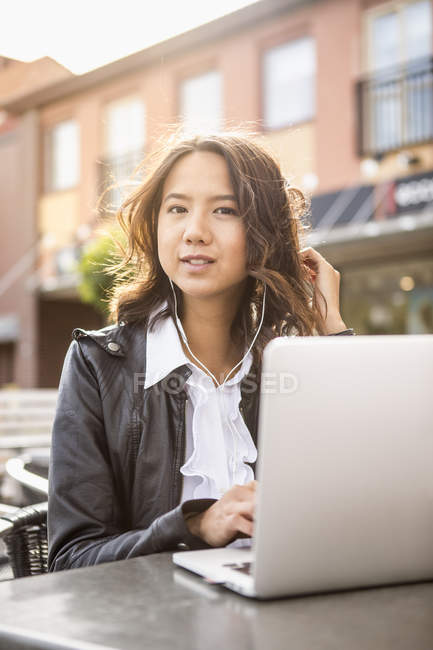 Mujer joven usando laptop en Solvesborg, Suecia - foto de stock