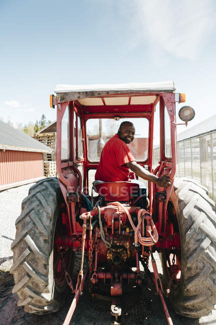 Centro de jardinería trabajador en tractor, enfoque selectivo - foto de stock