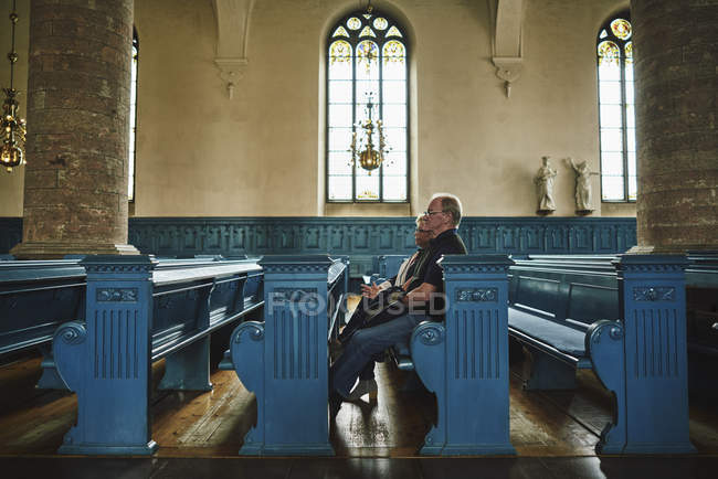 Vista laterale della coppia anziana in chiesa a Falun, Svezia — Foto stock