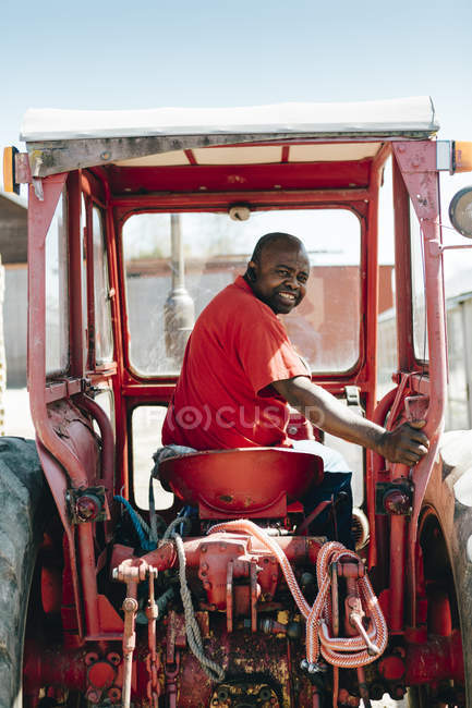 Gartencenter-Mitarbeiter auf Traktor, selektiver Fokus — Stockfoto
