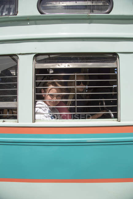 Мальчик и девочка в трамвае, избирательный фокус — стоковое фото