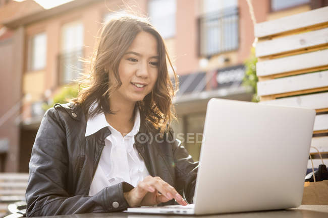 Молода жінка, що використовує ноутбук у Солвеборг, Швеція — стокове фото