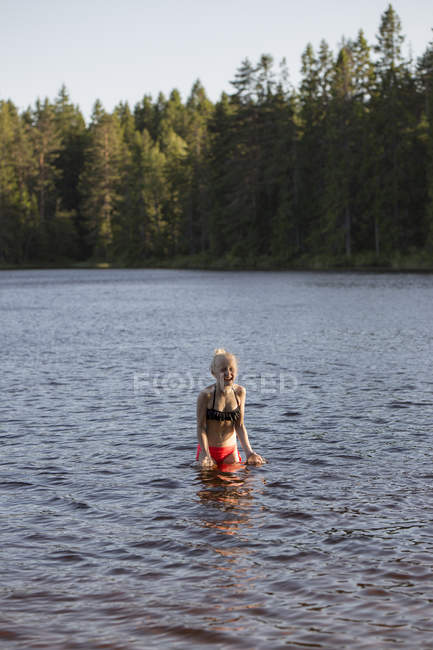 Плавание девочек в озере в Килсбергене, Швеция — стоковое фото
