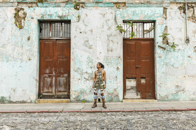 Giovane uomo in piedi contro edificio in Guatemala — Foto stock