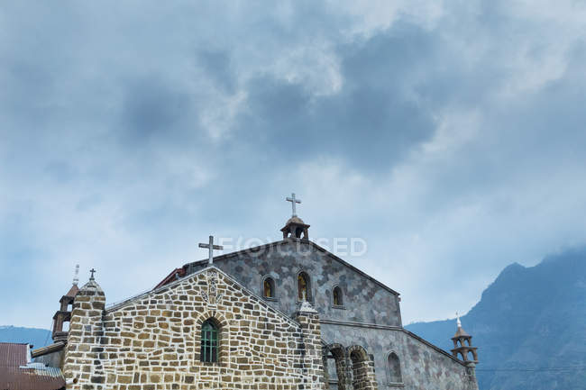 Церковь в Сан-Хуане в Гватемале под облачным небом — стоковое фото
