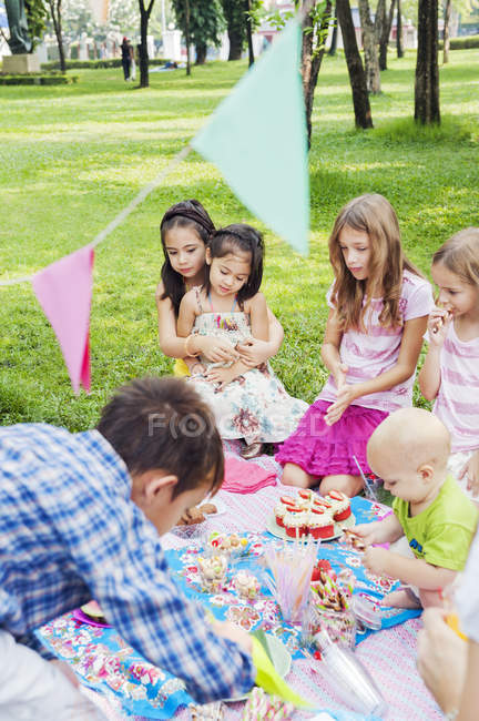 Bambini al picnic di compleanno, focus selettivo — Foto stock