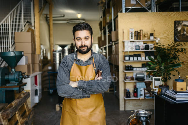 Kleinunternehmer mit verschränkten Armen beim Kaffeeröster — Stockfoto