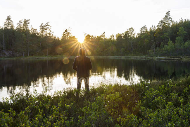 Mann steht am Flussufer in Ostgotland, Schweden — Stockfoto