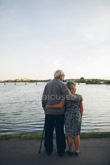 Старшая пара, стоящая у озера в Карлскруне, Швеция — стоковое фото