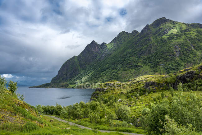 Горы над морем на острове Ауствагоя в Норвегии — стоковое фото