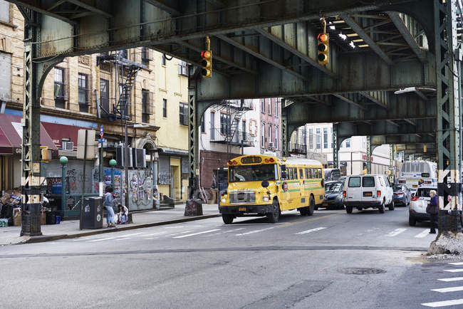 Autobús amarillo en Brooklyn, Nueva York, enfoque selectivo - foto de stock