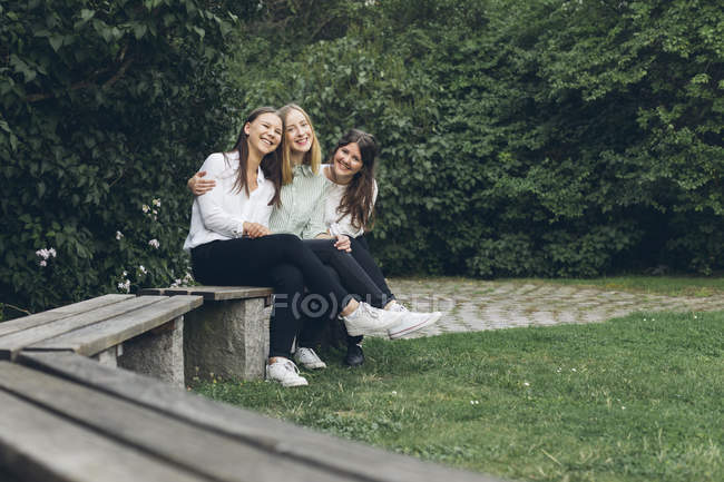 Три молодые женщины сидят в парке в шведском городе Скрона — стоковое фото