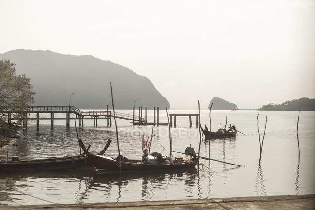 Мальовничий вид на човни в гавані острова Ко Ланта, Таїланд — стокове фото