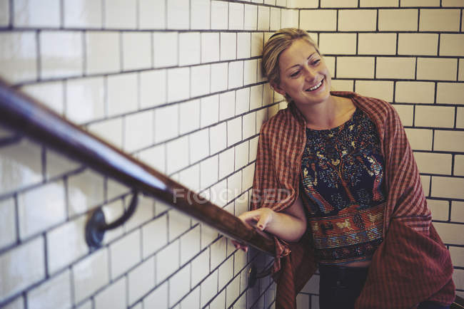 Mitte erwachsene Frau, die im Treppenhaus steht, selektiver Fokus — Stockfoto