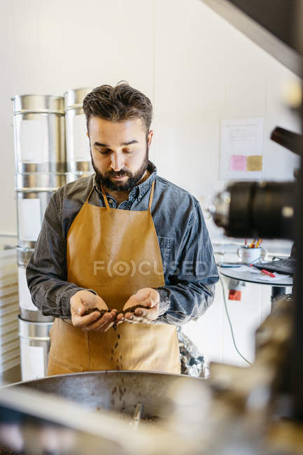Proprietário da pequena empresa que trabalha na torradeira de café — Fotografia de Stock