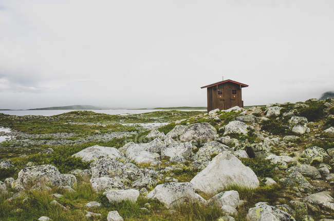 Hut in field by rocks in Enontekio, Finlândia — Fotografia de Stock