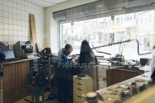 Goldschmied, der in der Werkstatt mit Blasbrenner arbeitet, selektiver Fokus — Stockfoto