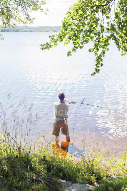 Homme adulte moyen pêchant à Svadsjo, Suède — Photo de stock