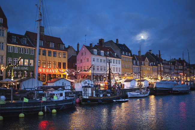 Vista panorâmica do distrito portuário de Nyhavn à noite em Copenhague, Dinamarca — Fotografia de Stock