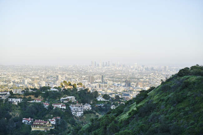 Vista panorámica de casas en colinas en Hollywood, EE.UU. - foto de stock