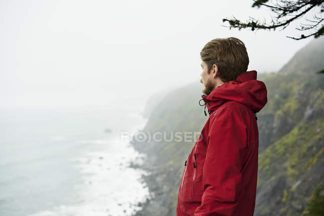 Hombre parado en el acantilado en Big Sur en California, EE.UU. - foto de stock