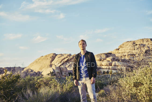 Homem em pé contra Joshua Tree National Park, EUA — Fotografia de Stock