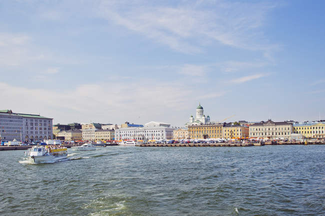 Vista panorámica del ferry en Helsinki, Finlandia - foto de stock