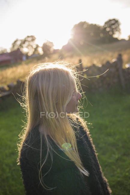 Retrato de niña en el campo en Ornahusen, Suecia - foto de stock