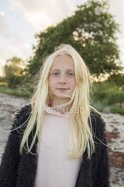 Portrait of girl outdoors, focus on foreground — Stock Photo