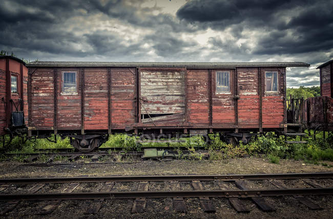Comboio abandonado sob céu nublado em Faringe, Suécia — Fotografia de Stock