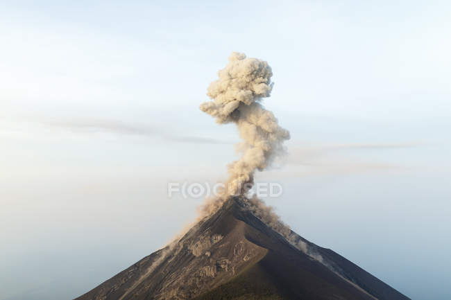 Живописный вид на вулкан Фуэго, извергающийся в Акатенанго, Гуатемала — стоковое фото