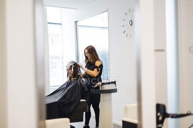 Parrucchiere colorazione clienti capelli in salone, messa a fuoco selettiva — Foto stock