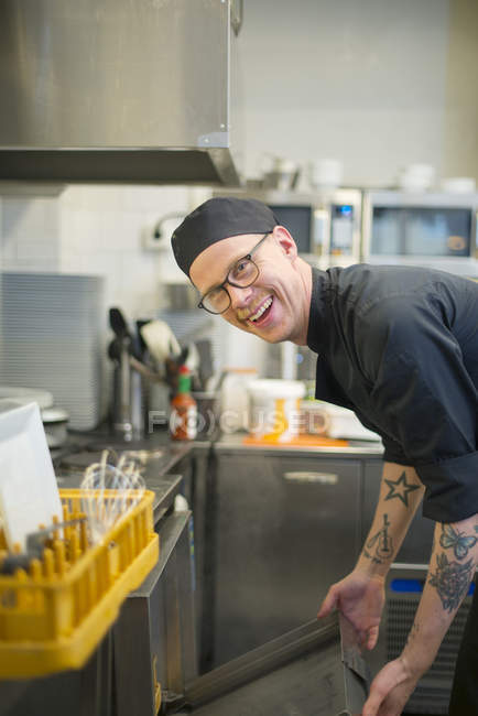 Чоловік працює на кухні в кафе, диференційований фокус — стокове фото