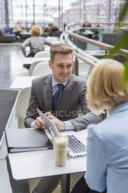 Empresário e empresária conversando no café — Fotografia de Stock