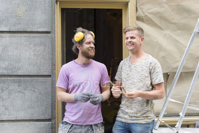 Männer reden während Renovierung, konzentrieren sich auf den Vordergrund — Stockfoto