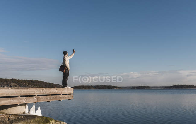 Homme prenant selfie sur jetée, mise au point sélective — Photo de stock