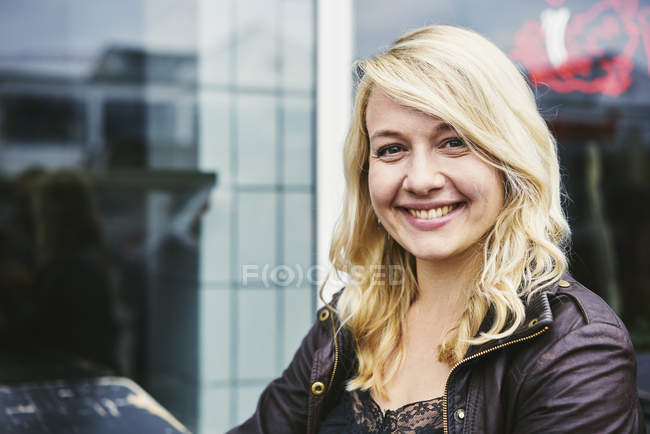 Portrait of smiling young woman — Stock Photo